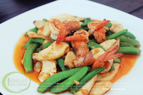 ผัดถั่วลันเตาใส่เห็ดออรินจิกับกุ้งสด บ้านดงวิวดอย