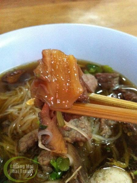 ก๋วยเตี๋ยวแดงโอชา สันป่าข่อย