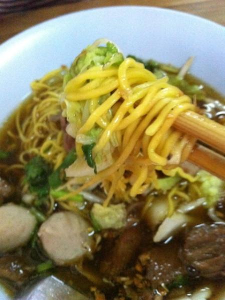 ก๋วยเตี๋ยวแดงโอชา สันป่าข่อย