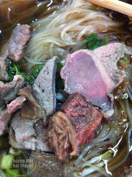 ก๋วยเตี๋ยวแดงโอชา สันป่าข่อย